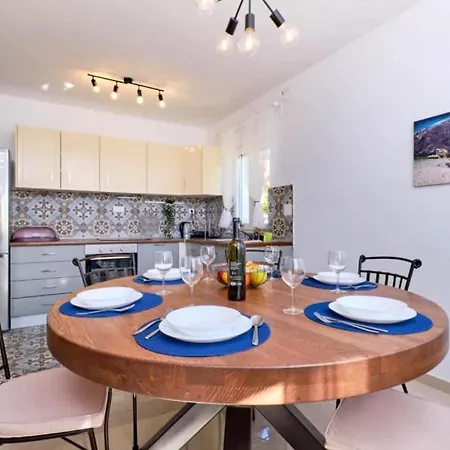 Miholascica 2 In Island By Guide Villa